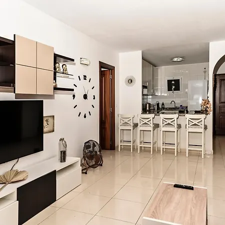 Cozy 2 Bedroom In Apartament *